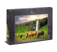 Ulmer Puzzleschmiede - Puzzle Islandder clásico de 1000 Piezas, diseño de Caballos y paisajes - Herde Islands en Cascada de Seljalandsfoss en Islandia - Puzzle de Animales y Naturaleza