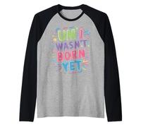 Um I Wasn't Born Yet Sarcastic Gen Z Humor - Camiseta Manga Raglan