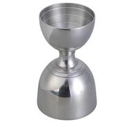 Un camarero profesional que mide medidor de medidor de bebidas alcohólicas, vaso de acero inoxidable para utensilios de cocina