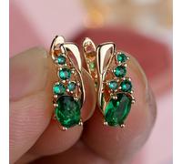 Un conjunto de aretes dorados con forma de y piedras verdes, diseñados para adolescentes, hechos con circonita sintética, perfectos para joyería de boda, para adolescentes.