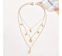 Un elegante collar dorado con un de colgantes temáticos del , que incluyen de mar, una concha y un , para en . Esta pieza a diseñada para el uso diario y los viajes.