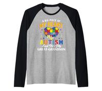 Un gran pedazo de mi corazón tiene autismo y él es mi bisnieto Camiseta Manga Raglan