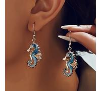 Un par de pendientes de estilo de vacaciones en el que destacan caballos de mar pintados al óleo, perfectos para el uso diario y de vacaciones de las mujeres.