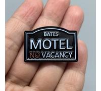 Un pin de esmalte temático con de terror , como regalo para fans de la serie, ideal para chaquetas, sombreros y bolsos