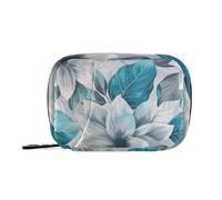 Un primer plano de hojas florales grises y verde azulado sobre bolsas de medicamentos de tela blanca con compartimentos desmontables, organizador de píldoras de viaje para bolso