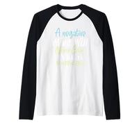 Una Mente Negativa Nunca te dará una Vida Positiva Camiseta Manga Raglan