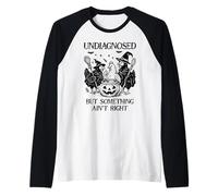 Undiagnosed But Something Aint Right Funny Chicken Halloween Camiseta Manga Raglan