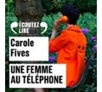 Une femme au téléphone