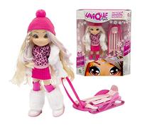 ÚNICO Eyes, Muñeca de 25 cm - Modelo Aleatorio, con su Mirada Que te Sigue a los Ojos, con Ropa de Invierno y Accesorios, Juguete para niños a Partir de 3 años, GIOCHI PREZIOSI, MYM17