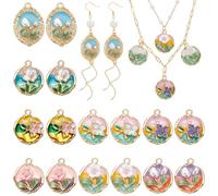 UNICRAFTALE 16 piezas 8 diferentes pinturas al óleo 3D flores esmalte colgante con patrón de perlas vintage para DIY collares pendientes pulseras llaveros gomas para el pelo manualidades colores