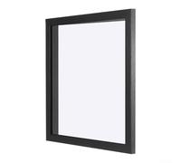 Unidad de visualización de jersey a base de madera con visibilidad mínima del hardware, priorizando líneas limpias y estética funcional