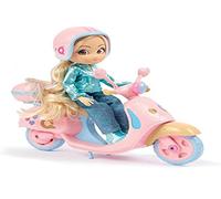 UNIQUE EYES - Amy Fun Ride, muñeca Fashion de Pelo Largo, te Sigue con los Ojos, y Moto Scooter Rosa con Maletero Que se Abre y Muchos Accesorios, Casco y Pegatinas para Decorar, Famosa (MYM11200)