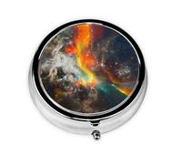 Universe Galaxy. Este pequeño pastillero redondo impreso es un organizador portátil de píldoras y vitaminas, perfecto para bolsillos, bolsos y viajes.