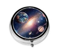 Universe Planet Este pequeño pastillero redondo de viaje de tres compartimentos es perfecto para almacenar medicamentos diarios, vitaminas y sobre la marcha.