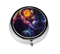 Universo espacial estrellado. Este pequeño pastillero redondo es un organizador portátil de medicamentos de viaje con tres compartimentos para almacenar medicamentos diarios.