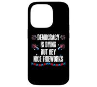 US Democracy is Dying But Hey Nice Fireworks 4th of July USA Carcasa para iPhone 14 Pro