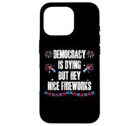 US Democracy is Dying But Hey Nice Fireworks 4th of July USA Carcasa para iPhone 16 Pro
