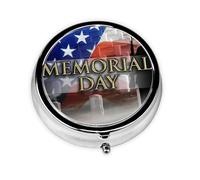 US Military Soldiers Patriotic Memorial Day Este pequeño pastillero redondo impreso es un organizador portátil de píldoras y vitaminas, perfecto para bolsillos, bolsos y viajes.