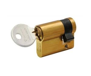 Vachette Medio Cirílico de Cerradura Mecánica FIRST para Puerta - Entrada de 40 x 10 mm - Mecanismo de 5 pasadores seguros, 3 llaves - Fácil instalación - Garantía de 2 años - Acabado Latón