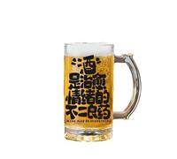 Vaso de cerveza comercial artesanal con asa para barbacoa, tienda de vino, es una buena medicina