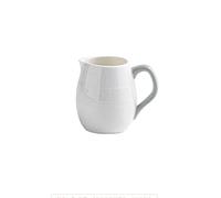 Vierte la salsa en el plato, taza de leche pequeña de cerámica blanca con una pequeña jarra de leche, taza de leche, taza de té, taza de café, ensalada, aderezo