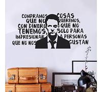 vinilo decorativo de la película: "El Club de la Lucha" con la frase: "Compramos cosas que no necesitamos, con dinero que no tenemos, solo para impresionar a personas que no nos gustan". Color negro. Medidas: 105x55cm