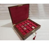 Vitrina de madera artesanal para monedas y medallas, terciopelo rojo cardenal, 40 compartimentos de 40x40 mm, 2 bandejas extraíbles, Made in Italy