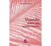 Voando Sobre Um Ninho Femeo