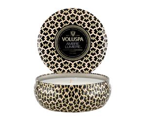 Voluspa Vela perfumada Maison Noir 3-wick Tin 40 horas Ambre Lumiere