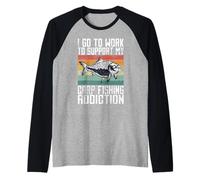 Voy a Trabajar para apoyar mi adicción a la Pesca de Carpas Camiseta Manga Raglan