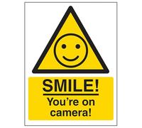 VSafety 6E061AN-R Cartel de plástico rígido de 150 mm x 200 mm con Texto en inglés Smile You'Re on Camera, Amarillo Negro, 150mm x 200mm