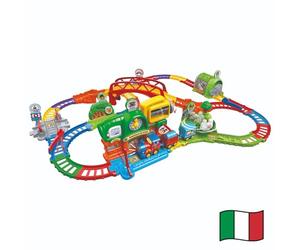 VTech Vroom Vroom Go - Aventuras en Tren, Pista Tren eléctrico con obstáculos, Incluye Locomotora motorizada y vagones, 6 Zonas mágicas, Idioma Italiano, Pilas Incluidas, 1-5 años