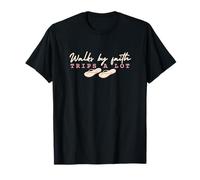 Walks by Faith, Trips a Lot - Diseño de fe con chanclas Camiseta