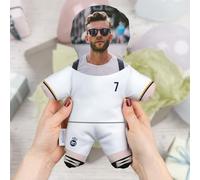 Wanapix | Cojín Muñeco Pequeño Personalizado con Foto | Fútbol | Madrid | Mini Yo con Equipación Blanca y tu Cara | Mini Muñeco Blandito para Fans Merengues de Madrid
