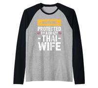 Warning Protected by A Crazy Thai Wife Camiseta Manga Raglan