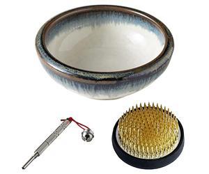 Wazakura Kit para Principiantes de Ikebana, Hecho en Japón, Florero Minoyaki Blanco y Azul, Soporte Kenzan de Latón (61 mm), Limpiador de Metal - Jarrón Minoyaki, Kenzan, Herramienta de Cuidado