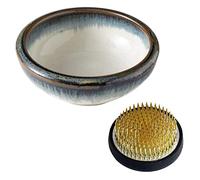 Wazakura Set Ikebana Esencial Minoyaki con jarrón en color blanco y azul y kenzan redondo para arreglos florales japoneses de ikebana, florero de cerámica y kenzan de latón (61 mm)