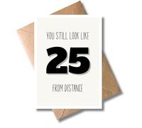 WBdesignz Tarjeta de cumpleaños con sobre, divertida tarjeta de felicitación "You Still Look Like 25 From Distance" para mujeres y hombres, tarjeta de regalo humorística para cumpleaños, amigos y