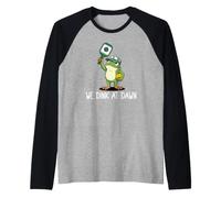 We Dink At Dawn, Divertida Rana de Pickleball Camiseta Manga Raglan