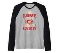We Love Because He First Loved US 1 Juan 4:19 Versículo de la Biblia Camiseta Manga Raglan