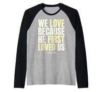 We Love Because He First Loved US 1 Juan 4:19 Versículo de la Biblia Camiseta Manga Raglan