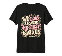 We Love Because He First Loved US 1 Juan 4:19 Versículo de la Biblia Camiseta Premium
