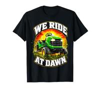 We Ride At Dawn Rideable Mower Juego de Palabras Cuidado del césped Broma de papá Camiseta
