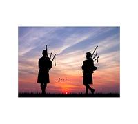 Wee Blue Coo Photo Mock Up Silhouette Sunset Scottish Pipers Impresión del Arte 12 x 16 Pulgadas