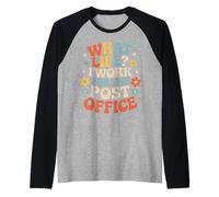 What Life I Work For The Post Office Cartero Cansado |- Camiseta Manga Raglan