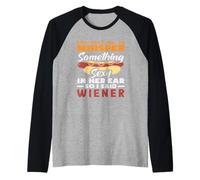 Whisper Something Sexy Wiener para amantes de las salchichas Camiseta Manga Raglan