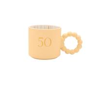 Widdop and Co Celebrations - Taza de café de cerámica amarilla con diseño de 50 cumpleaños con interior de rayas de confeti dorado y mango festoneado, regalo de recuerdo para mujeres, hombres, mamá