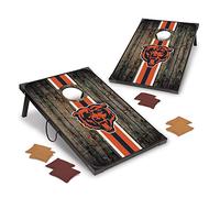 Wild Sports NFL Chicago Bears Deluxe Juego de Cornhole de MDF de 2 x 3 pies, 9 mm de grosor con esquinas y delantales, cómodas asas de transporte y 8 bolsas de puf premium