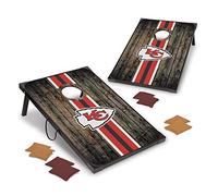 Wild Sports NFL Kansas City Chiefs Deluxe MDF Cornhole Juego Juego de 2 pies x 3 pies de Grosor 9 mm con Esquinas y Delantales, Asas de Transporte prácticas y 8 Bolsas de puf Premium, Color marrón