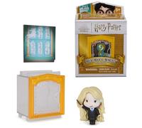 Wizarding World, Harry Potter, Micro Magical Moments, Caja de exhibición y Figura Sorpresa del Año 5 (los Modelos Pueden Variar), 3,8 cm, Juguetes para niños a Partir de 6 años